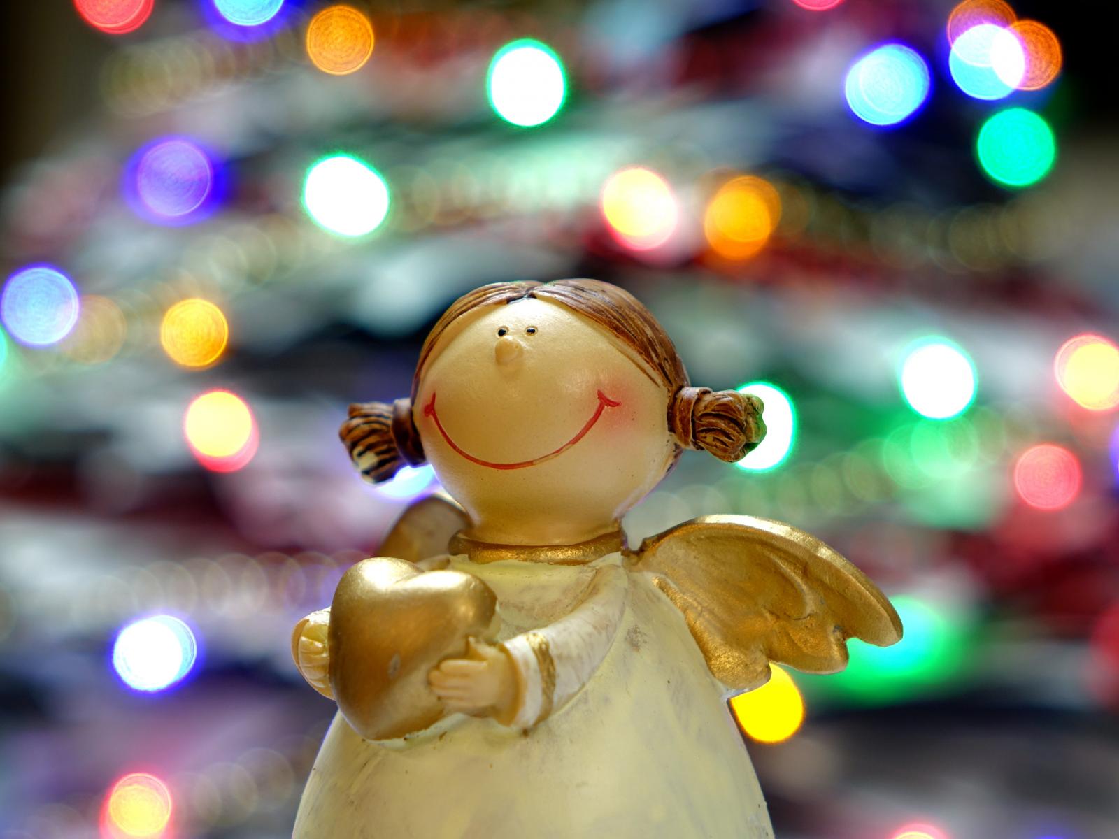 bokeh-shot-of-white-and-gold-ceramic-angel-40878 (1)