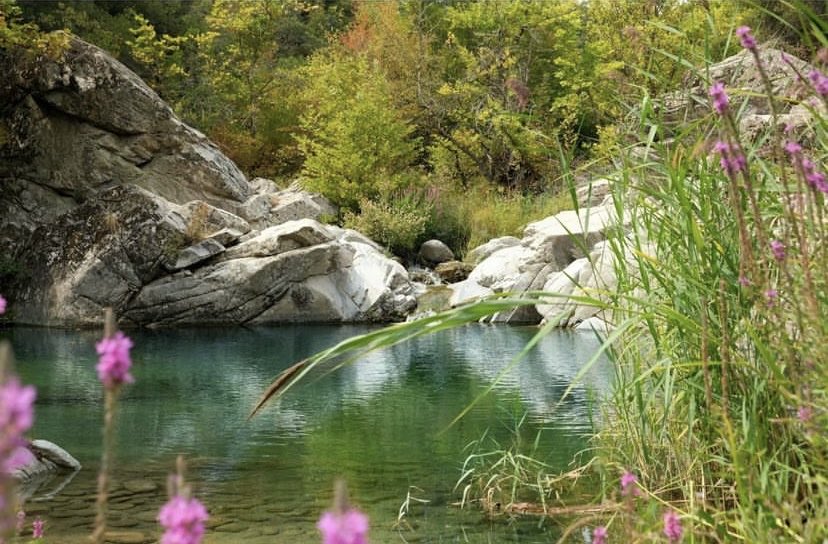 Δροσερές βουτιές σε 5 καταρράκτες της Ελλάδας