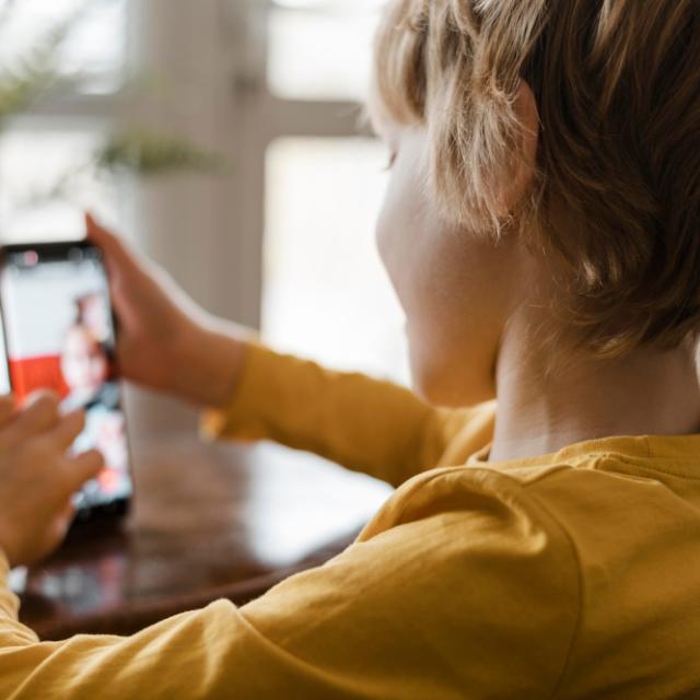 Ποια είναι η κατάλληλη ηλικία για να δώσετε στα παιδιά σας smartphone