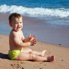 6 tips για να εξοικειωθεί το μωρό σας με τη θάλασσα 
